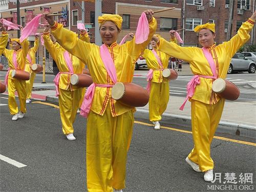 '圖1～3：法輪功腰鼓隊二零二一年八月八日參加在皇后區傑克遜高地（Jackson Heights）舉行的慶祝厄瓜多爾國慶的遊行。'