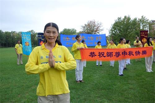 '圖4：法輪功學員孫女士向李洪志師父表達感恩，是大法修煉讓她找到了內心的平和。'