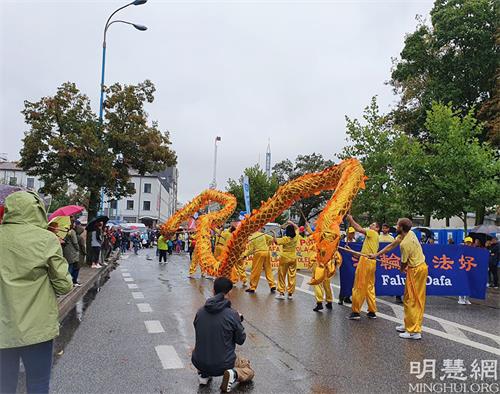 '圖1～4：二零二一年九月十八日，法輪功學員參加波蘭斯凱爾涅維採（SKIERNIEWEICE）市豐收節，觀眾表示，給豐收節帶來喜慶，受歡迎。有觀眾表示：「法輪大法真、善、忍原則是人人都需要的，這個世界太缺乏這種品質了」。'