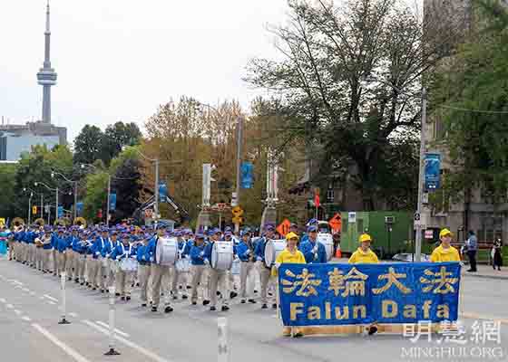 多倫多遊行　民眾爭相了解法輪功