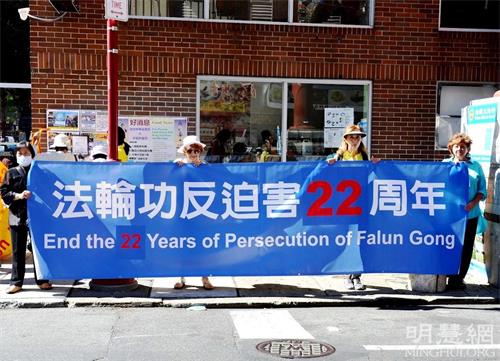 '圖1～2：二零二一年九月二十六日，法輪功學員在費城唐人街舉辦聲援3.8億中國人三退集會。圖為集會現場。'