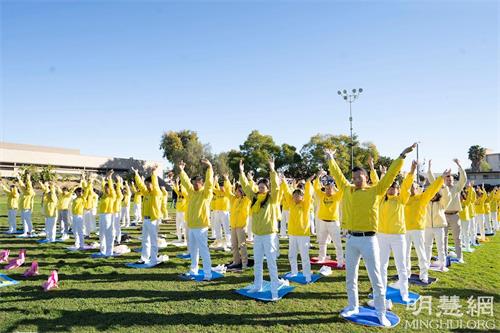 '圖1～2：二零二二年一月二十三日，洛杉磯部份法輪功學員在華人社區蒙特利公園市的巴恩斯公園（Barnes Park）集體煉功，向世人展示法輪大法的美好。'