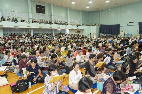 圖1：來自南台灣七縣市法輪大法部份學員於三月二十六、二十七日，在中華電信學院高雄所，舉辦兩天一夜學法交流，第二天下午大組學法交流。