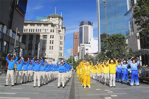 圖1: 法輪功學員集體煉功，場面祥和