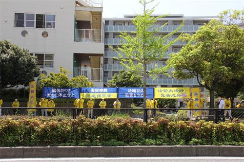圖1：二零二二年四月二十五日，日本福岡地區法輪功學員在福岡中領館前，舉辦「四﹒二五」和平上訪二十三週年紀念活動