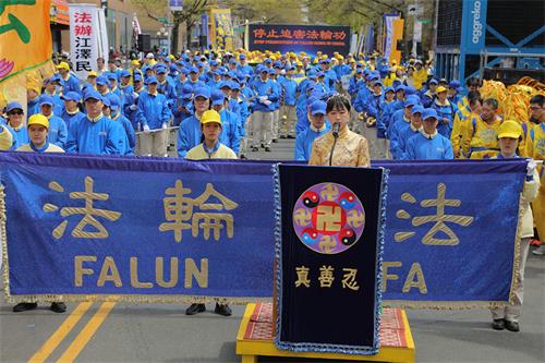 圖8：張明慧在集會上講述自己家經歷的迫害