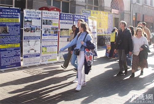 圖：倫敦唐人街的法輪功學員真相展位