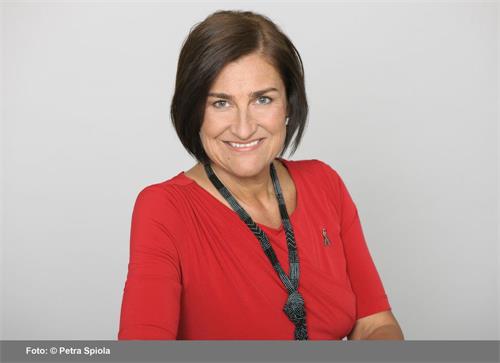 '圖2：奧地利國會議員佩特拉﹒巴伊爾（Petra Bayr）。'