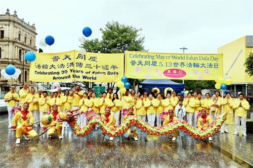 '圖1：​​​​​​二零二二年五月十三日，澳洲昆士蘭法輪功學員在布里斯班廣場集體大合照，恭祝法輪功創始人李洪志先生生日快樂！'