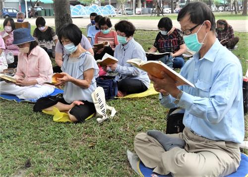 '圖4~圖6屏東法輪功學員們集體學法，並分享心得交流，在修煉路上比學比修。'