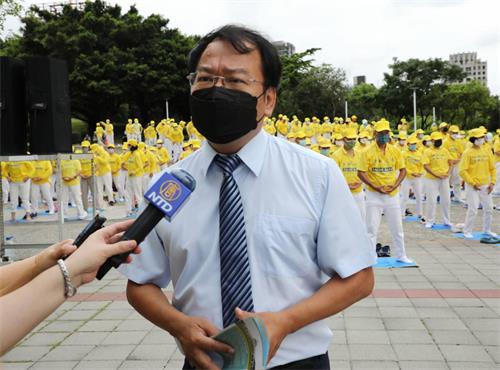 圖5:台中市議員謝志忠早早就到會場聲援法輪功反迫害。