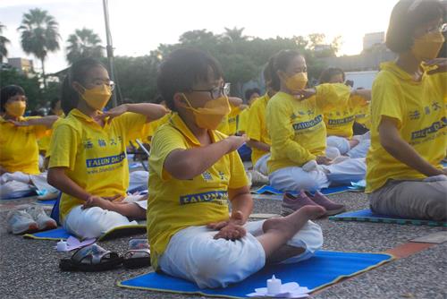 '圖1～3：嘉義地區部份法輪功學員在嘉義市文化公園中央舞台集體煉功，並舉行燭光悼念活動'