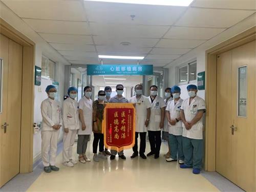 '臨沂市人民醫院第十例心臟移植病人與醫護人員合影'