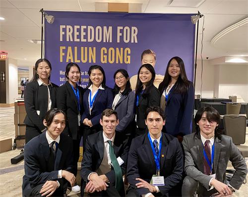 圖1：參加了在美國首都華盛頓特區舉行的第二屆國際宗教自由（IRF）峰會的九名青年法輪功學員和活摘器官受害者的女兒韓雨（左上）。