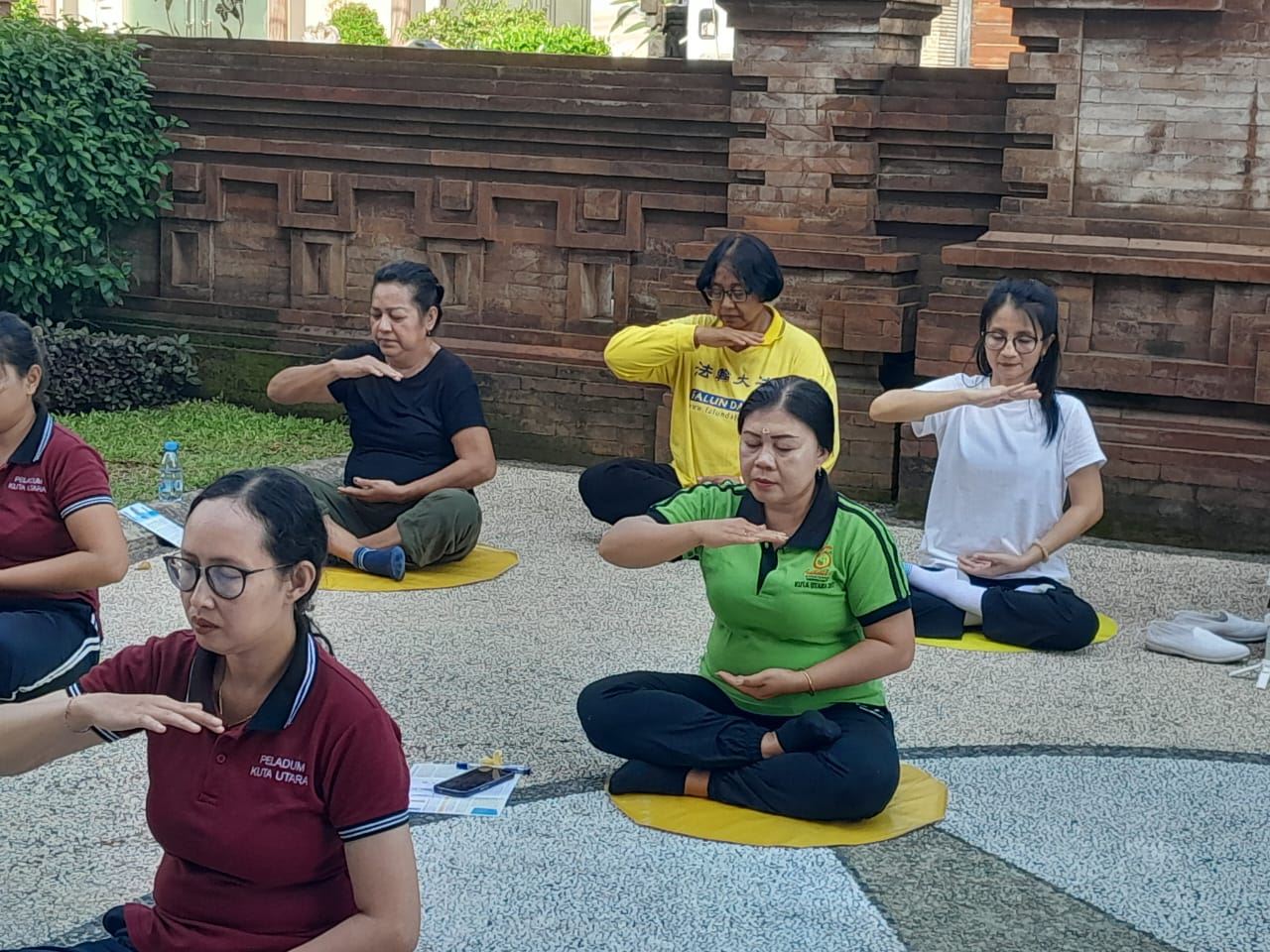 '圖1~3:北庫塔區政府的工作人員學煉法輪大法全部五套功法。'