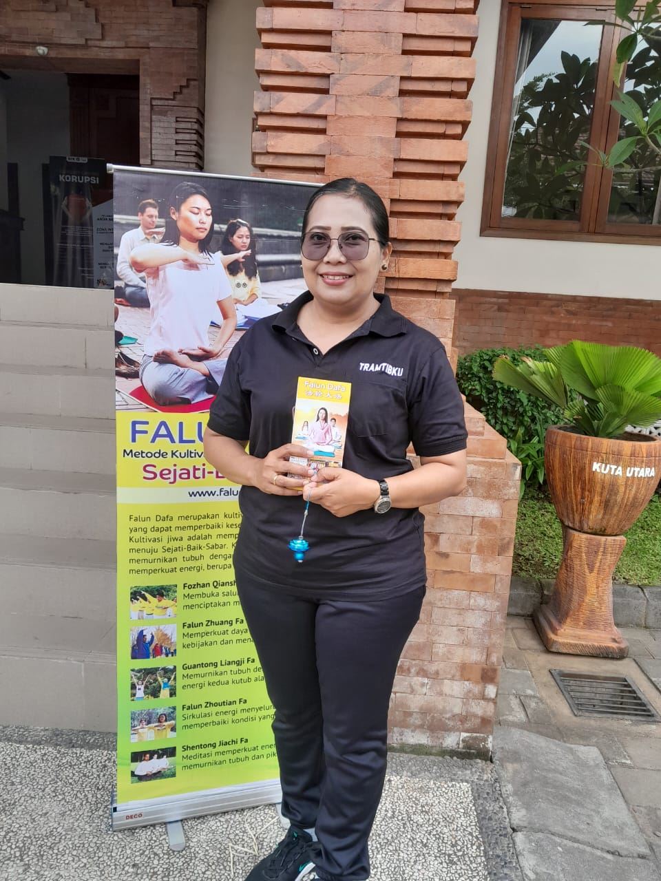 '圖4:北庫塔區政府秘書普圖﹒拉克斯米﹒德維歡迎法輪大法煉功活動。'