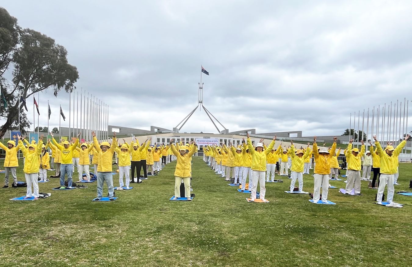 '圖1~2:二零二五年十月二十八日上午,來自澳洲各地的部份法輪功學員在堪培拉聯邦議會大廈前舉行了和平集會,多名法輪功學員發言。'