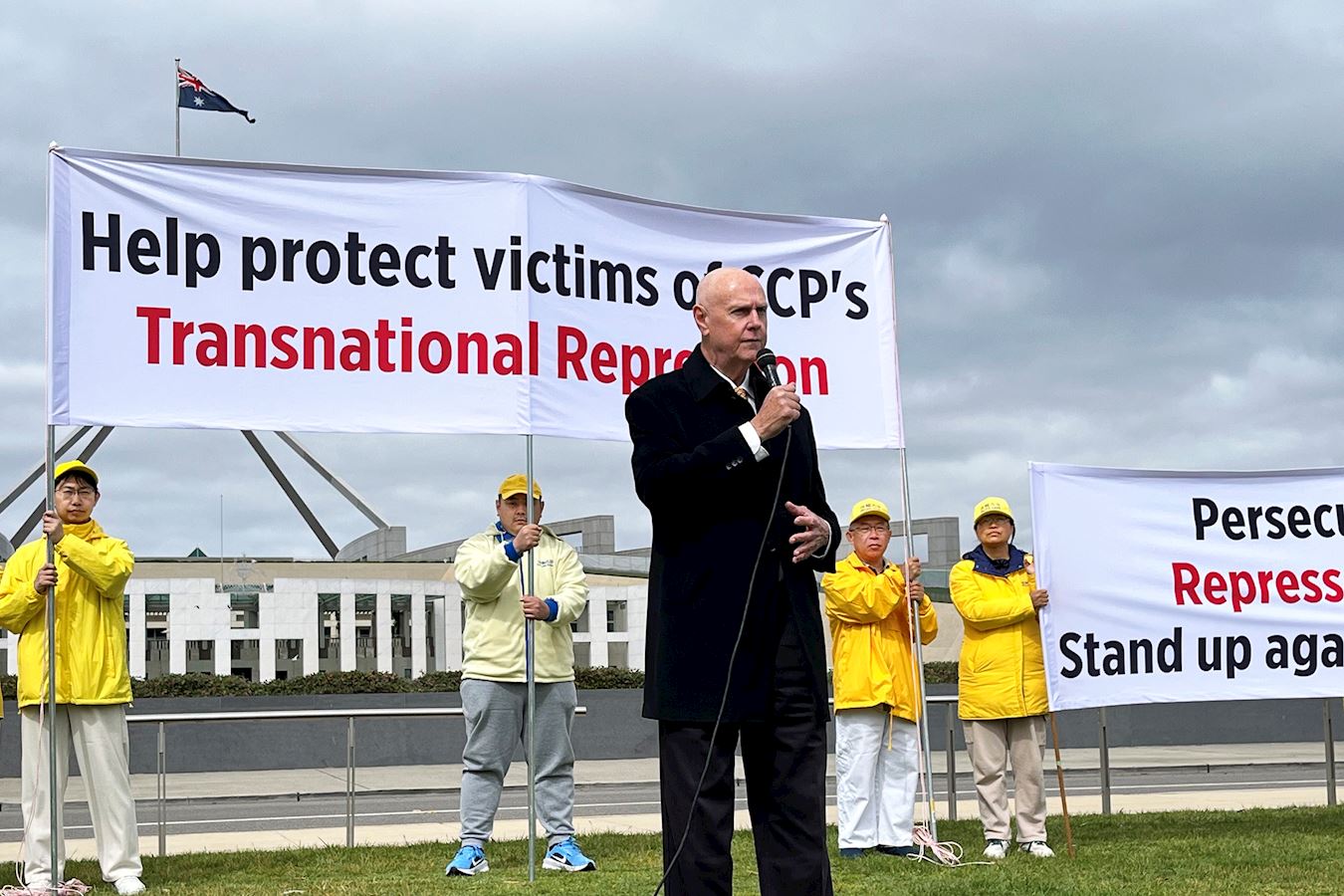 '圖3:澳洲法輪大法學會發言人約翰﹒戴樂(John Deller)在集會上發言。'