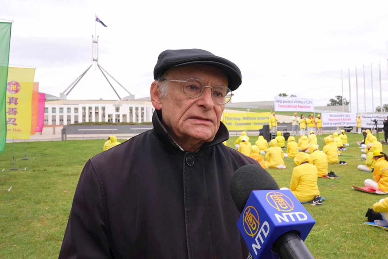 '圖4:國際人權律師、加拿大勛章獲得者麥塔斯在集會期間接受媒體採訪。'