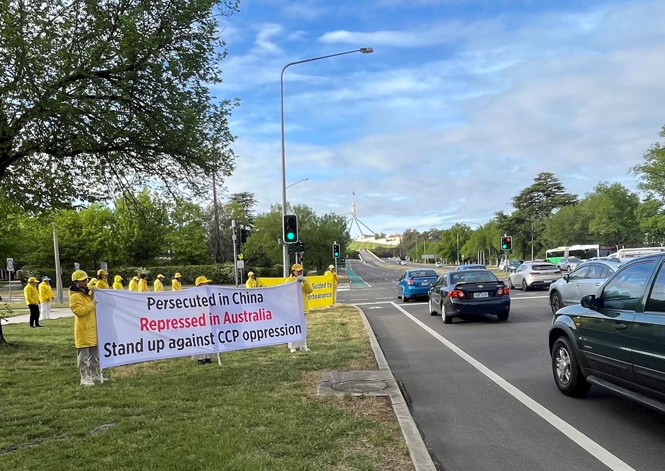'圖5~8:來自澳洲各地的部份學員連續數日在上班高峰期間,在堪培拉市中心展示真相橫幅和法輪功五套功法,並徵集反迫害簽名。'
