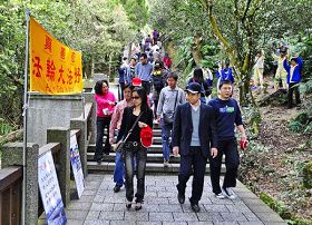 日月潭玄光寺拾階而上可見各式法輪功真相橫幅展板及材料。