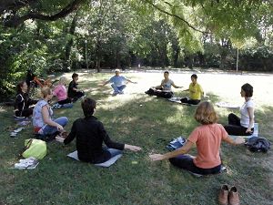 法輪功學員在瓦爾納海邊公園煉功