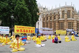 二零一零年七月二十日，英國法輪功學員在英國議會大廈前集體煉功