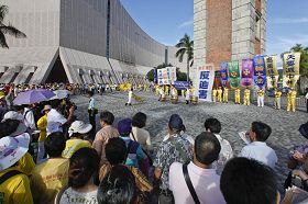 遊行隊伍抵達天星碼頭後，鼓樂團隊表演，吸引許多人圍觀。