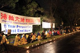 墨爾本中領館門前，法輪功學員在雨中舉行燭光悼念活動