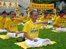 法輪功學員在演示功法