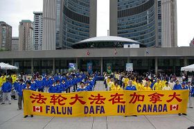 '五月十三日，法輪功學員在多倫多市彌敦﹒飛利浦廣場集體煉功，慶祝法輪大法洪傳十八週年'