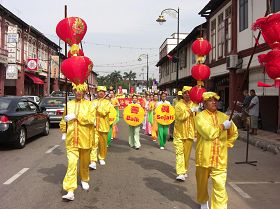 '法輪功遊行隊伍穿越東甲街，把新年喜慶氣息帶給當地民眾。'