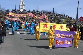 法輪功遊行隊伍精神抖擻，獲得民眾讚歎