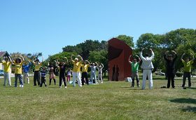 週日，學員們在公園裏集體煉功