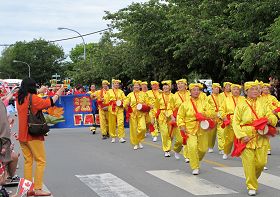 法輪功學員參加列治文市的加拿大國慶暨六十六屆三文魚節遊行