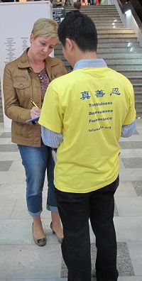 '波蘭民眾簽名支持制止中共活摘法輪功學員器官'