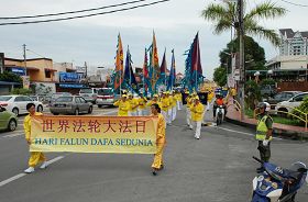 '莊嚴祥和的法輪功遊行隊伍途經檳城北海主要大街。'