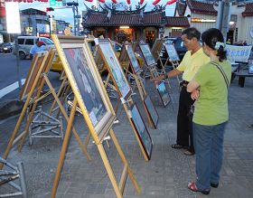 民眾觀賞正法圖片展