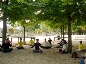 '在盧森堡公園煉功點煉功的法輪功學員'