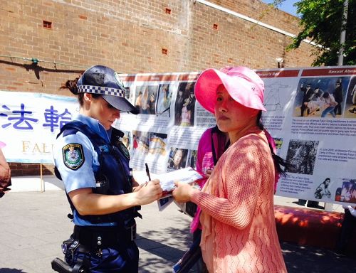 圖5：警察女士簽名制止活摘支持真相長城活動