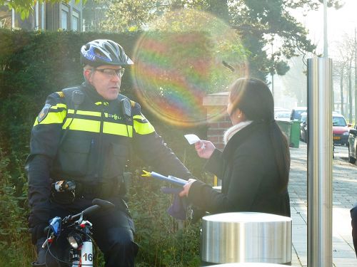 圖6：法輪功學員向值勤警察講迫害真相