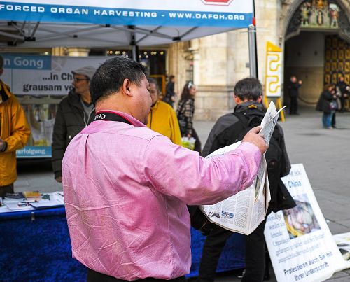 圖1-3：法輪功學員在慕尼黑市中心的瑪利亞廣場設立真相點，揭露中共酷刑迫害法輪功學員，並活摘器官的惡行。許多路人駐足觀看真相圖片，並詢問真相。