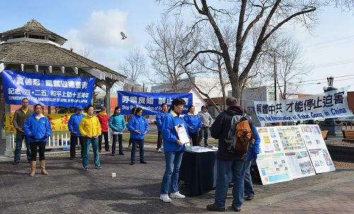 埃德蒙頓法輪功學員在市農貿市場旁的公園集體煉功