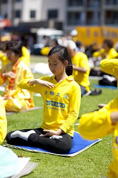 大洛杉磯地區學員集體大煉功，慶祝世界法輪大法日