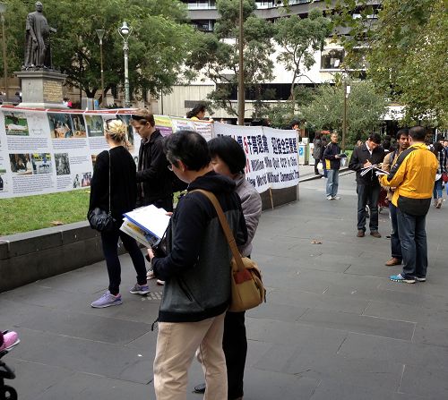 了解了真相的墨爾本民眾在徵簽表示簽名支持法輪功學員的反迫害