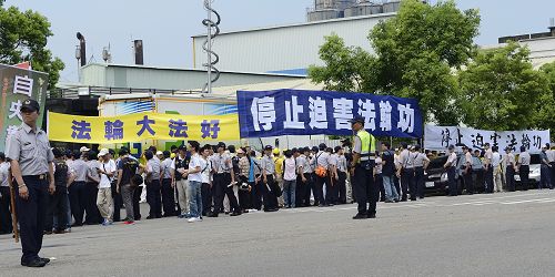 圖10：「停止迫害法輪功」巨型橫幅，沿著張志軍行車路徑拉開數百公尺。