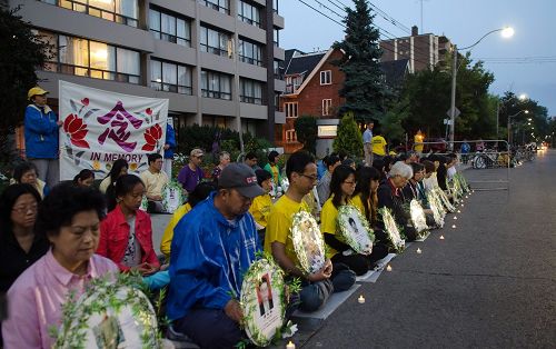 圖8-13：二十日的晚上八點至十點，法輪功學員在中領館前舉行了燭光悼念活動，譴責中共暴行，呼喚正義良知，結束迫害。