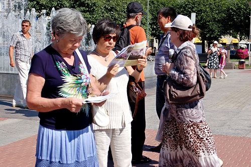 圖4：人們接過真相資料後，馬上認真閱讀。