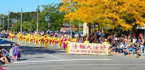 圖3-4：由法輪功學員組成的多倫多腰鼓隊參加第六十三屆尼亞加拉葡萄酒節遊行。