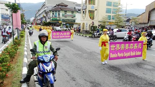 法輪功遊行隊伍參加「和平之旅」盛大遊行環繞整個太平市鎮